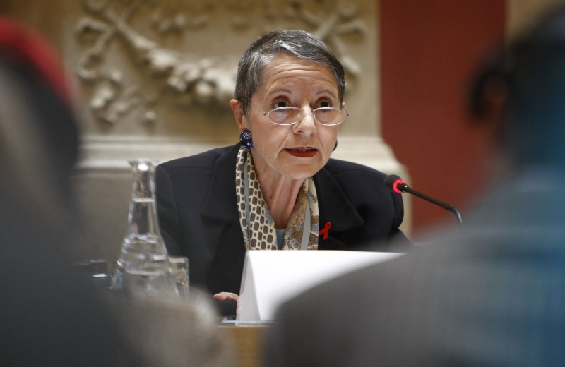 Moderatorin der Veranstaltung Maria Jonas am Mikrofon.