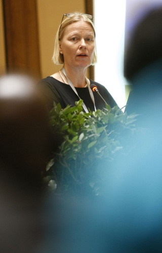 Henriette Ahrens, UNICEF Headquarters (HIV AIDS section), Senior Advisor for Public Alliances and Resource Mobilization, am Rednerpult.