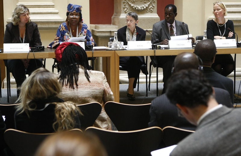 v.li. Nadia Rozendaal, Director Policy Advocacy, International Aids Vaccine Initiative (IAVI), Lediana Mafuru, Chair HIV/AIDS Committee Tanzania, Moderatorin der Veranstaltung Maria Jonas, Philip Okundi, Executive Director Centre for Poverty Reduction and Support for Women and Orphans (CPRWO), Former Chairman OVC Committee Kenya, Chairperson of the Communications Commission in Kenya und Henriette Ahrens, UNICEF Headquarters (HIV AIDS section), Senior Advisor for Public Alliances and Resource Mobilization.