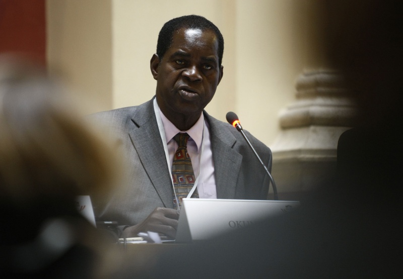 Philip Okundi, Executive Director Centre for Poverty Reduction and Support for Women and Orphans (CPRWO), Former Chairman OVC Committee Kenya, Chairperson of the Communications Commission in Kenya am Mikrofon.