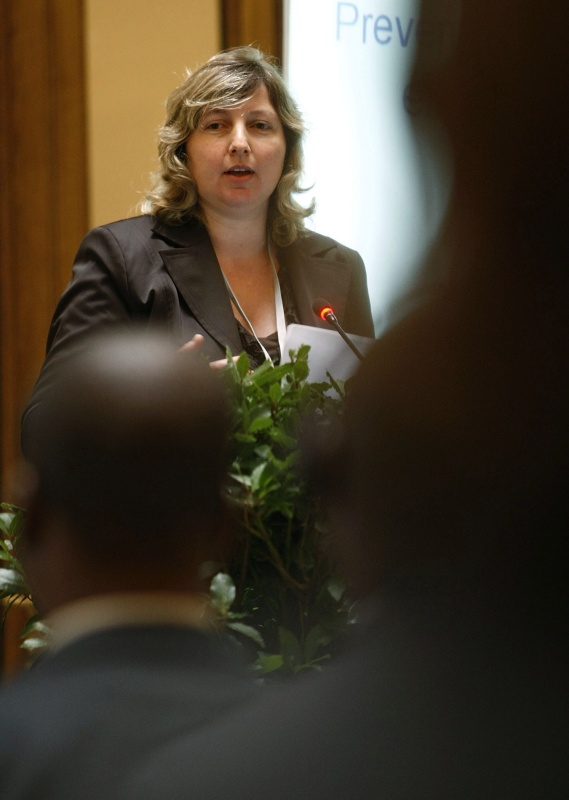 Nadia Rozendaal, Director Policy Advocacy, International Aids Vaccine Initiative (IAVI) am Rednerpult.