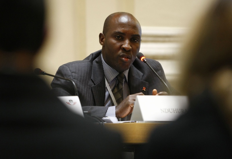 Dennis Nduhura, Area Programme Manager ACORD Uganda – Agency for Cooperation and Research in Development am Mikrofon.