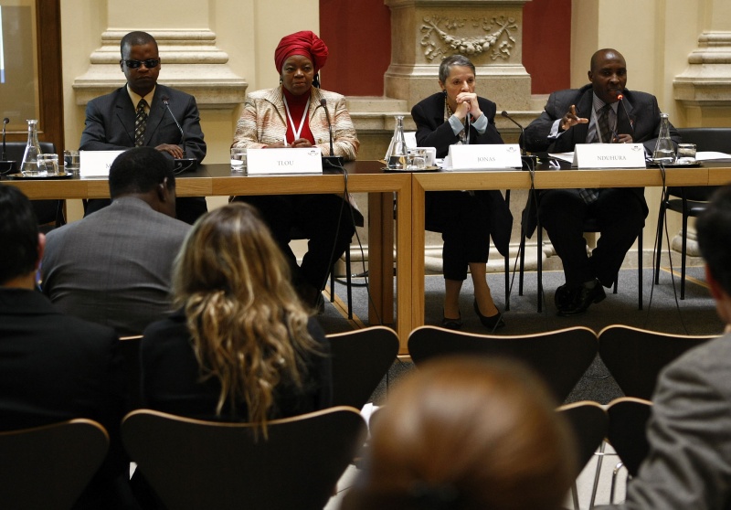 v.li. Isaù Meneses, Chair of the HIV/AIDS Committee Mozambique, Sheila Dinotshe Tlou, Member of Parliament, Former Minister of Health, Botswana, Moderatorin der Veranstaltung Maria Jonas und Dennis Nduhura, Area Programme Manager ACORD Uganda – Agency for Cooperation and Research in Development.