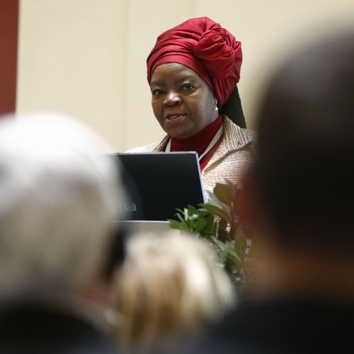 Sheila Dinotshe Tlou, Member of Parliament, Former Minister of Health, Botswana, am Rednerpult.