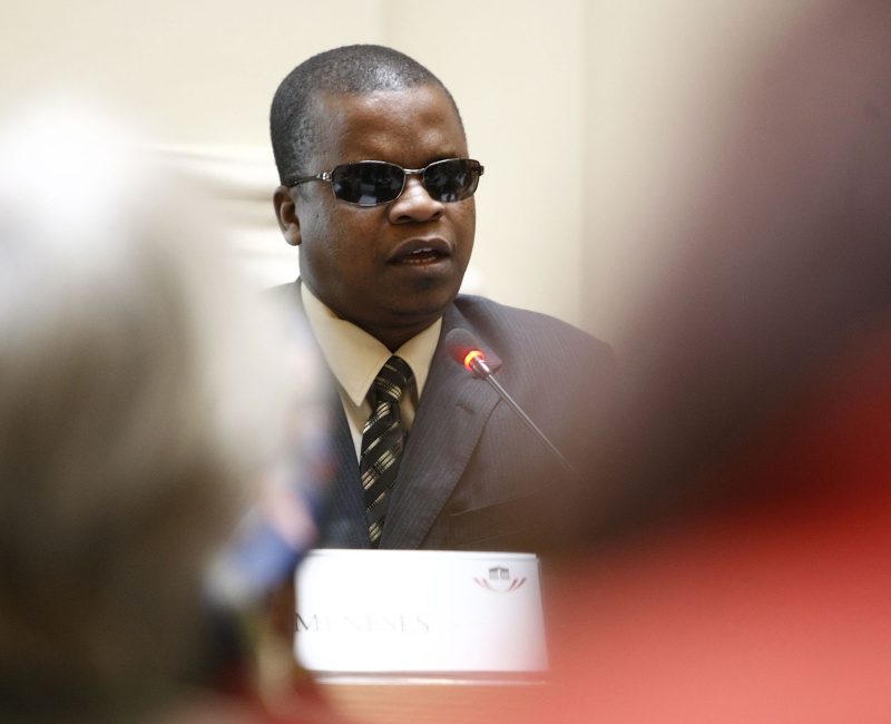 Isaù Meneses, Chair of the HIV/AIDS Committee Mozambique, am Mikrofon.