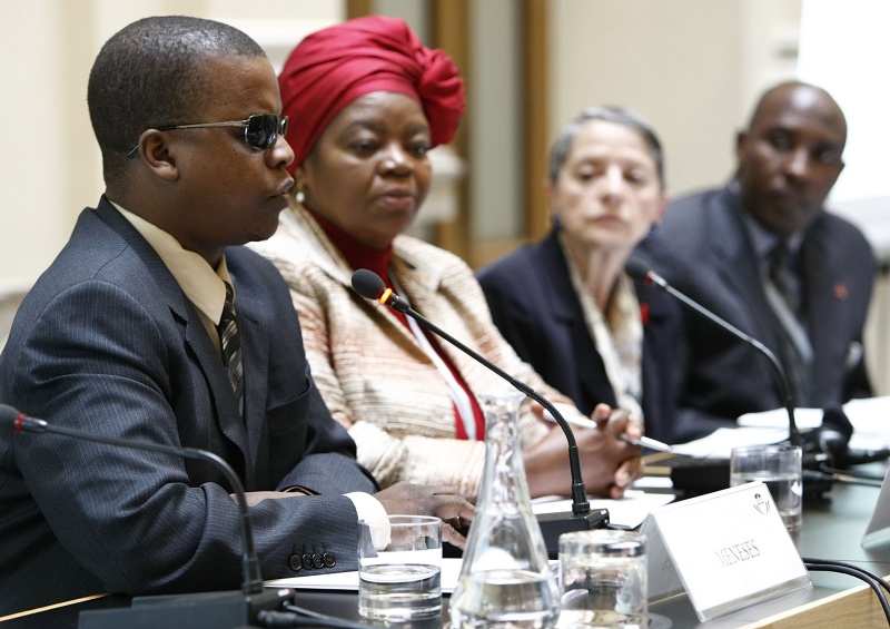 v.li. Isaù Meneses, Chair of the HIV/AIDS Committee Mozambique, am Mikrofon, Sheila Dinotshe Tlou, Member of Parliament, Former Minister of Health, Botswana, Moderatorin der Veranstaltung Maria Jonas und Dennis Nduhura, Area Programme Manager ACORD Uganda – Agency for Cooperation and Research in Development.