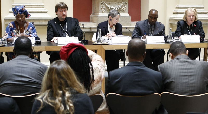 v.li. Lediana Mafuru, Chair HIV/AIDS Committee Tanzania, am Mikrofon und Gottfried Mernyi, Coordinator Austrian Platform to fight HIV and AIDS, Moderatorin der Veranstaltung Maria Jonas, Dennis Nduhura, Area Programme Manager ACORD Uganda – Agency for Cooperation and Research in Development und Katharine Bulbulia, AWEPA Senior Political Advisor.