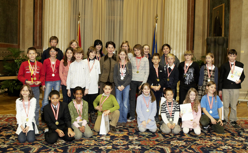 Gruppenfoto der Demokratiewerkstattprofis mit NR Praesidentin Mag. Barbara Prammer.