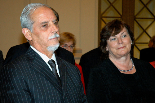 v.li. INTOSAI Präsident Arturo González de Aragón und eine Veranstaltungsteilnehmerin.
