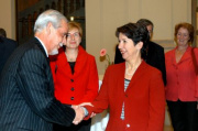 v.li. INTOSAI Präsident Arturo González de Aragón begrüßt Barbara Prammer.