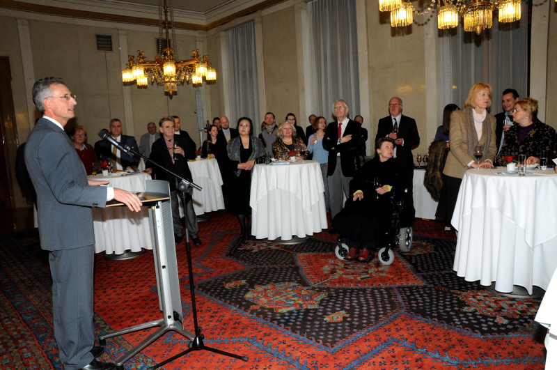 Parlamentsdirektor Georg Posch am Rednerpult.