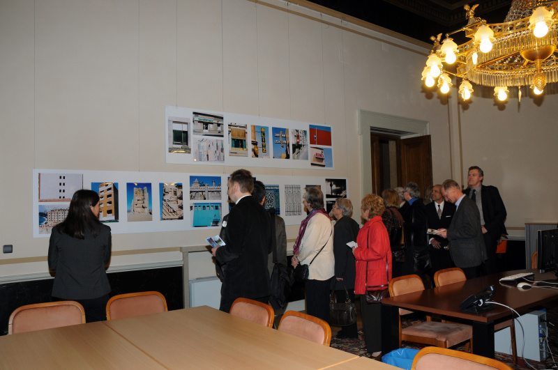 Blick in Richtung Veranstaltungsteilnehmer. Werke des Künstlers Paul Albert Leitner.