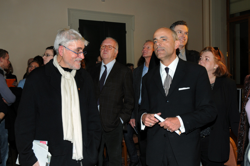 v.li ein Veranstaltungsteilnehmer im Gespräch mit Gerald Matt