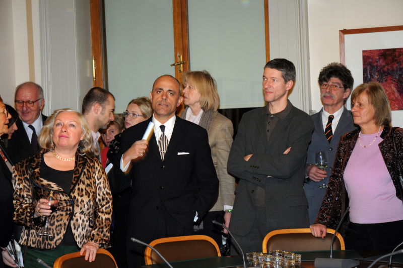 Blick in Richtung Veranstaltungsteilnehmer in der Mitte Gerald Matt. Werke des Künstlers Bernhard Fruehwirth.