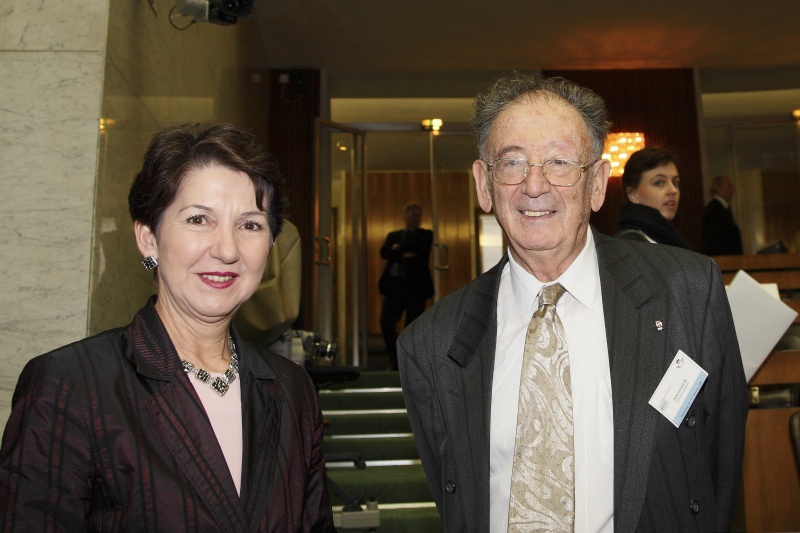 Erste Praesidentin des Nationalrates Barbara Prammer und Yehuda Bauer