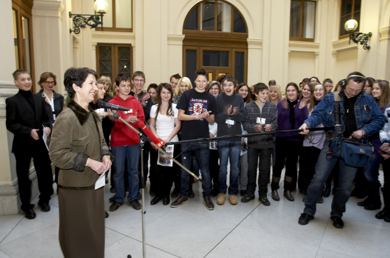 NR Praesidentin Mag. Barbara Prammer begruesst die Jugendlichen.