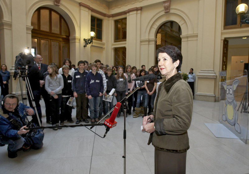 NR Praesidentin Mag. Barbara Prammer begruesst die Jugendlichen.