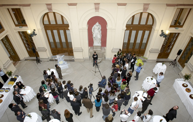 Ein Jugendlicher am Mikrofon.