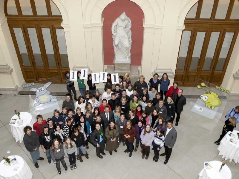 Gruppenfoto der Jugendlichen in der Aula zusammen mit NR Praesidentin Mag. Barbara Prammer in der Mitte vorne.