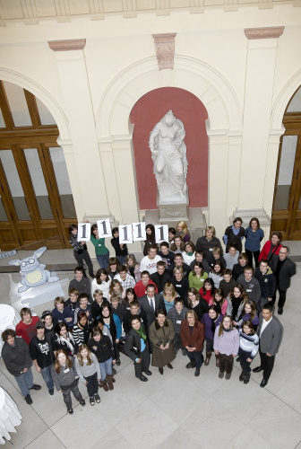 Gruppenfoto der Jugendlichen in der Aula zusammen mit NR Praesidentin Mag. Barbara Prammer in der Mitte vorne.