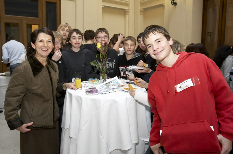 Praesidentin Mag.a Barbara Prammer im Gespräch mit Jugendlichen.