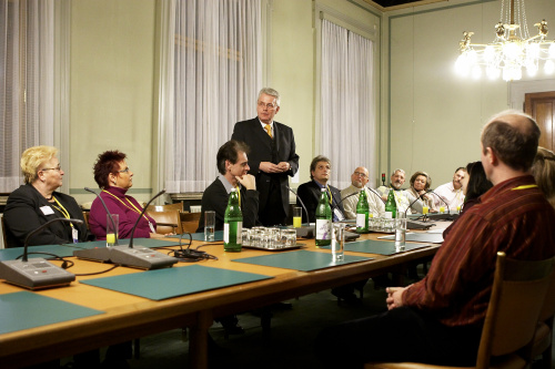 Stv. Büroleiter des 3. NR-Präsidenten Werner Hammer in Diskussion mit seinen Gaesten in Lokal V.