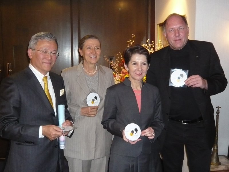 v. li. Shuji Kogi, Botschafterin Jutta Stefan-Bastl, Nationalratspräsidentin Mag.a Barbara Prammer und Ulli Fuchs - stellvertretender Intendant von Linz09