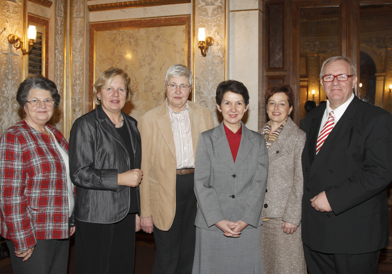 v.li. Zwei Veranstaltungsteilnehmer,Johanna Dohnal,  Barbara Prammer undzwei weitere Veranstaltungsteilnehmer