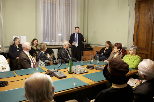Meidlinger Bezirksrat  Alexander Pawkowicz (FPOE) in Diskussion mit seinen Gaesten.