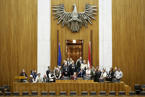 Besucher bei der Besichtigung des Plenarsaals im Rahmen einer Parlamentsführung.