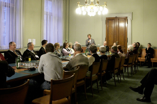 FPOE Bundesraetin Monika Muehlwerth in Diskussion mit ihren Gaesten.