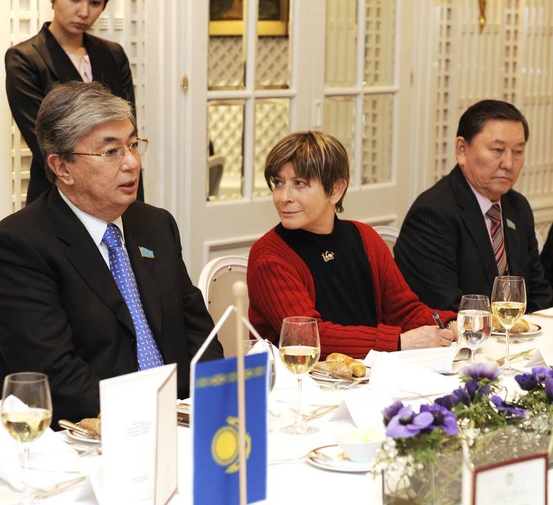 v.li. Senatspräsidenten von Kasachtan Kassym-Schomart Tokajew und Veranstaltungsteilnehmer