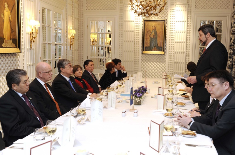 Bundesratspräsident Harald  Reisenberger (stehend) vis a vis der Senatspräsidentenvon Kasachtan Kassym-Schomart Tokajew mit seiner Delegation.