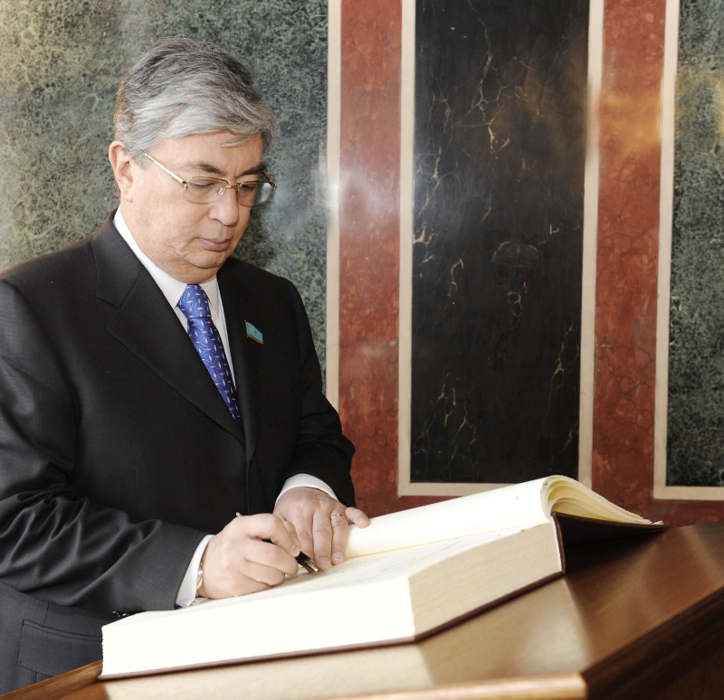 Senatspräsident von Kasachtan Kassym-Schomart Tokajew beim Eintrag ins Gästebuch