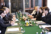 auf der linken Seite die Delegation aus Kasachstan mit Senatspräsidenten  Kassym-Schomart Tokajew (blaue Krawatte) . Auf der rechte Seite v. li. NR- Abgeordneter Karl Öllinger, Nationalratspräsidentin Mag.a Barbara Brammer und Helfried Carl.