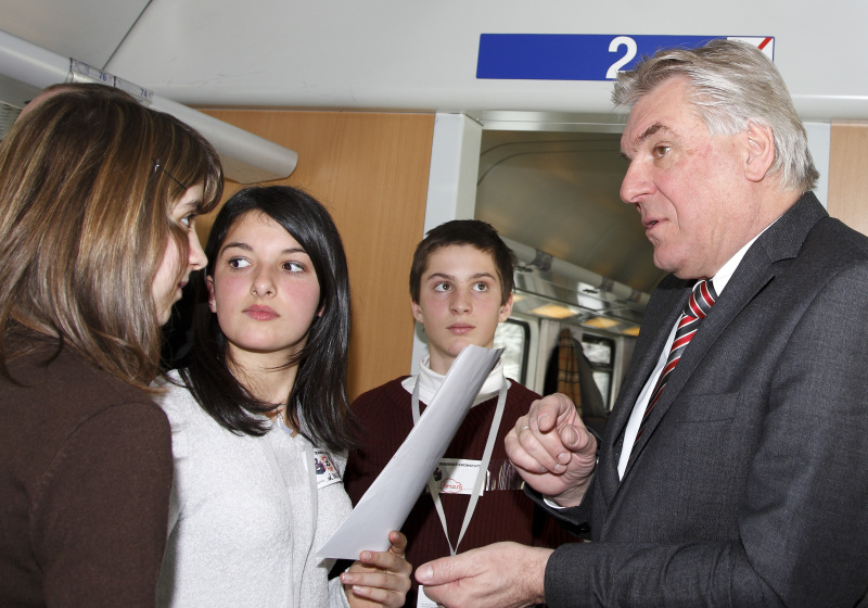 Schüler aus Grazund  Bundesrat Wolfgang Erlitz