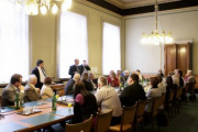 FPOE NAbg. Christian Höbart (Mitte stehend) in Diskussion mit seinen Gaesten.