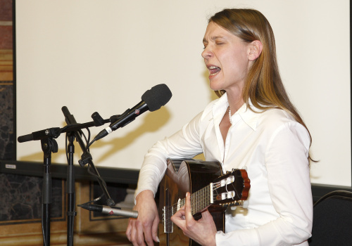 Maria Stern-  Gitarre und Gesang - Musikerin