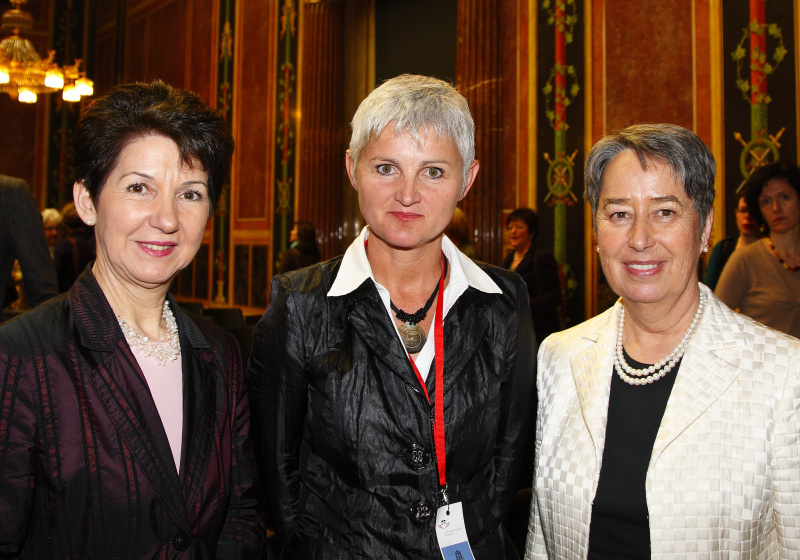 v.li. Nationalratspräsidentin Mag.a. Barbara Prammer,  Maria Roesslhumer - Geschäftsführerin des Vereins Autonome Österreichische Frauenhäuser , Margit Fischer