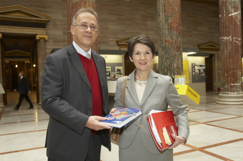 Peter Hopfinger überreicht NR Präsidentin Mag. Barbara Prammer sein Buch "Das grosse Diabetes Handbuch" und eine CD.