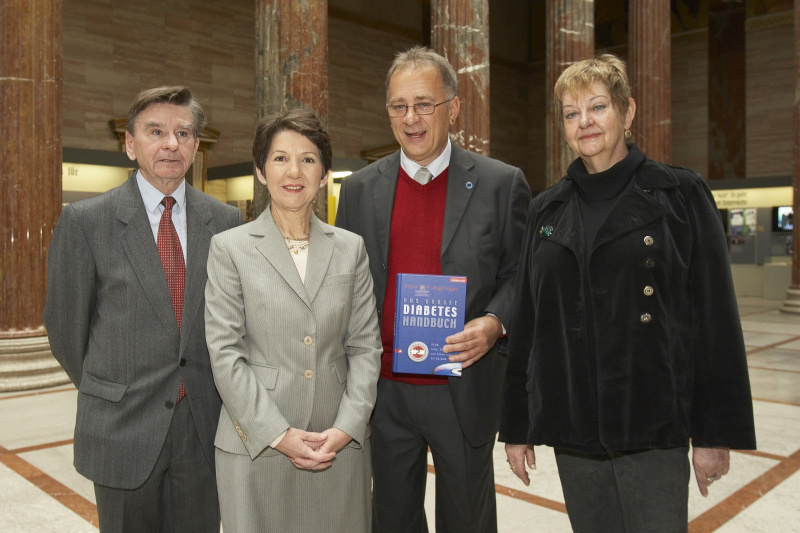 Gruppenaufnahme v. links: Dr.Erich Wolfrum, Prof.Dr. Paul Bratusch-Marrain, Präsidentin des Nationalrates Mag.a Barbara Prammer,Peter Hopfinger und  Dr. Doris Langeder.