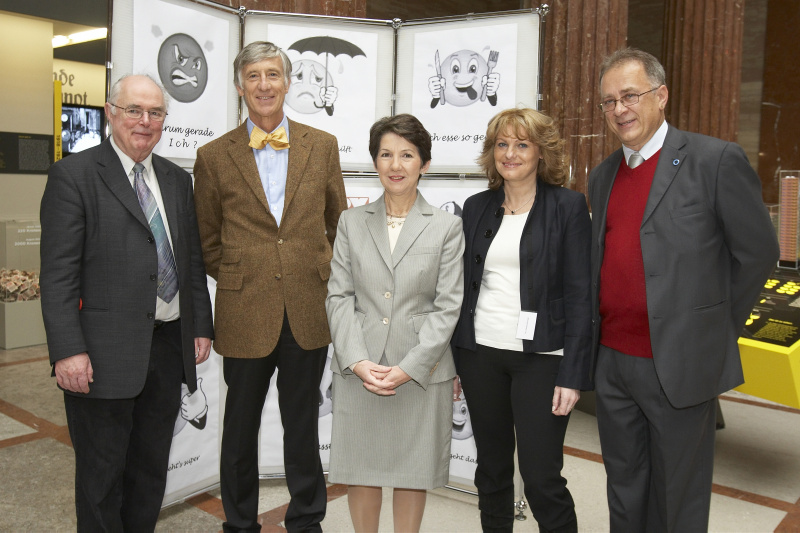 Gruppenaufnahme v.links: Dr. Erich Wolfrum, Prof.Dr. Paul Bratusch-Marrain, Präsidentin des Nationalrates Mag.a Barbara Prammer, DrElisabeth Krippel und Peter Hopfinger