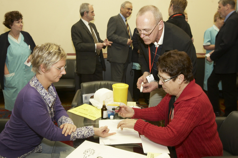 Birgit Oberleitner beim Blutzuckertest.