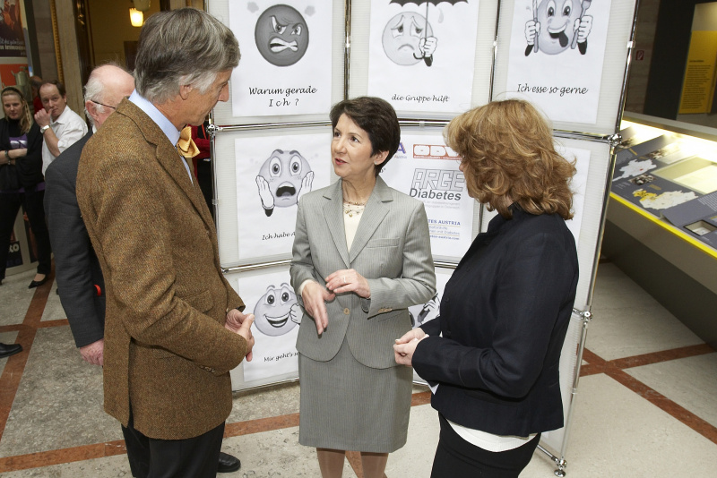 v.li. Prof.Dr. Paul Bratusch-Marrain, Präsidentin des Nationalrates Mag.a Barbara Prammer und Dr.Elisabeth Krippel  im Gespräch