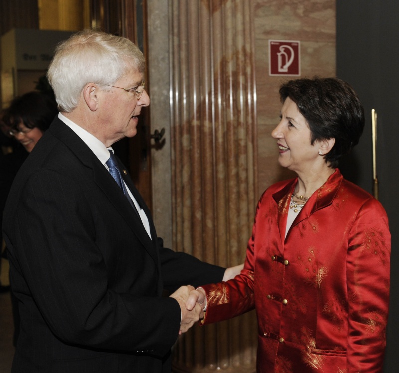 v.li  Ein Veranstaltungsteilnehmer wird von Nationalratspräsidentin Mag.a Barbara Prammer begrüßt.