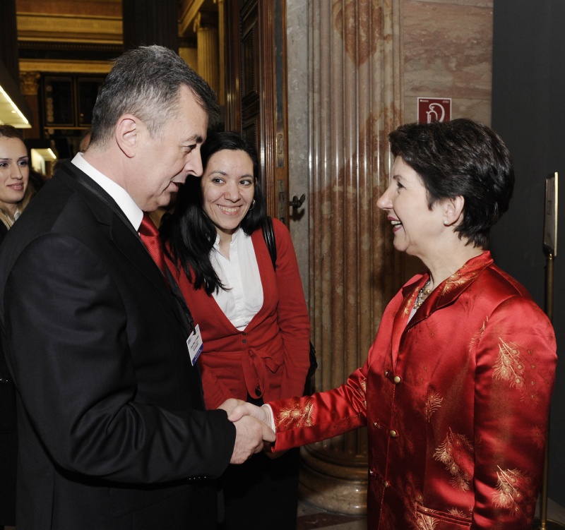 v.li  Ein Veranstaltungsteilnehmer wird von Nationalratspräsidentin Mag.a Barbara Prammer begrüßt.