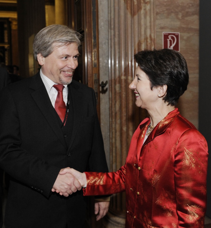 v.li  Ein Veranstaltungsteilnehmer wird von Nationalratspräsidentin Mag.a Barbara Prammer begrüßt.
