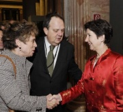 Nationalratspräsidentin Mag.a Barbara Prammer begrüt eine Veranstaltungsteilnehmerin. Im Hintergrund Joao Soares.