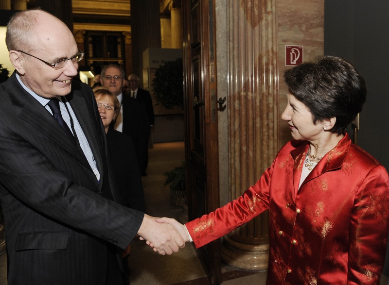 v.li Göran Lennmarker wird von Nationalratspräsidentin Mag.a Barbara Prammer begrüßt.