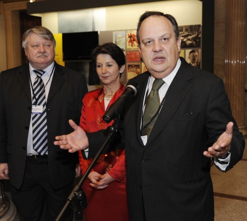 v.li. Abgeordneter Wolfgang Grossruck,  Nationalratspräsidentin Mag.a Barbara Prammer und Joao Soares